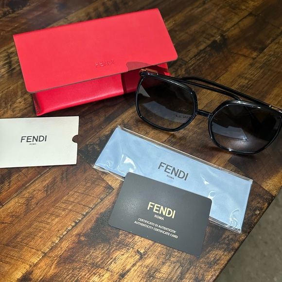 Fendi Oversized Sunglasses - Picture 9 of 10